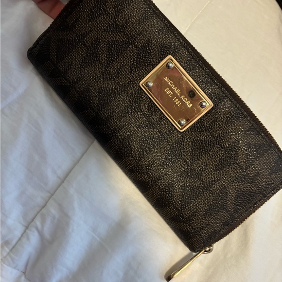 Michael Kors Signature Jet Set East West Top Zip Tote with matching wallet - Picture 9 of 10